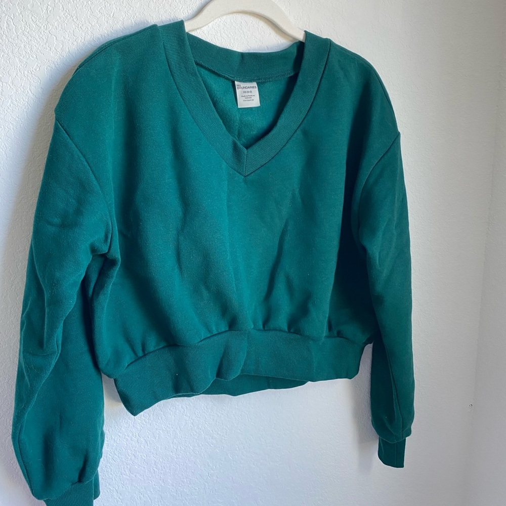 No Boundaries Cropped Emerald Green V Neck Sweatshirt